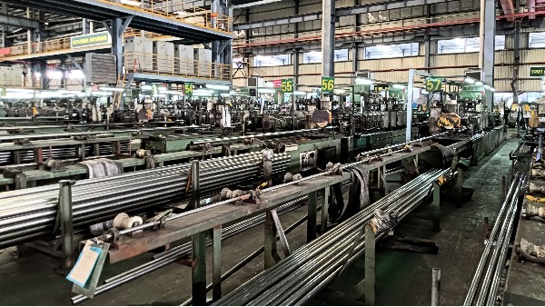 不銹鋼管自動化產(chǎn)線中傳輸帶與上料桿的“精準”與“耐磨”